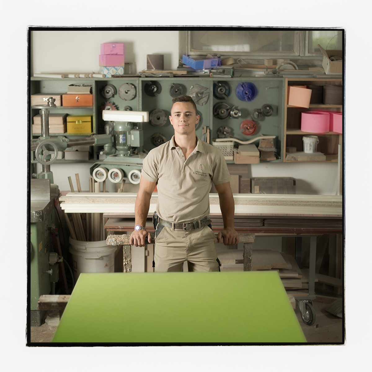 Portrait des Facharbeiter David Prosek in der Tischlerwerkstatt Strohmeier
